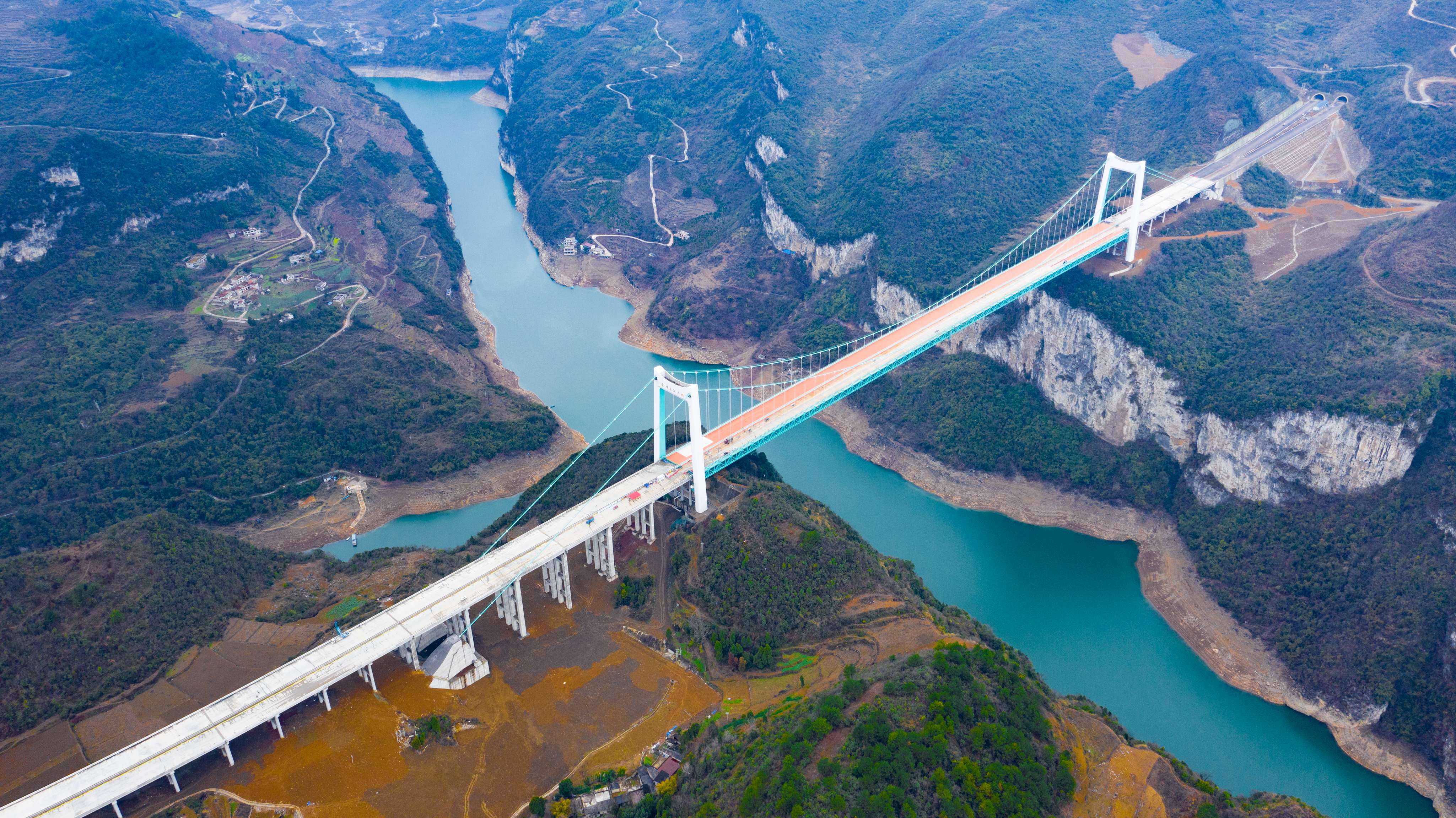 DJI_0765---貴（陽）經(jīng)金（沙）至古（藺）高速公路金烽烏江大橋。貴州日?qǐng)?bào)天眼新聞?dòng)浾? 聞雙攝.JPG
