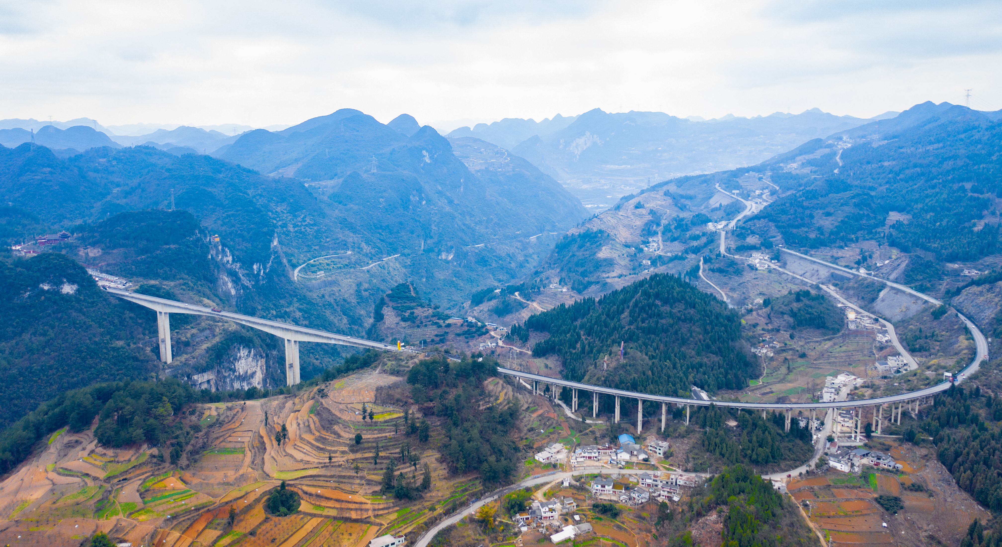DJI_0813---貴陽(yáng)至畢節(jié)高等級(jí)公路六廣河大橋。貴州日?qǐng)?bào)天眼新聞?dòng)浾? 聞雙攝.JPG