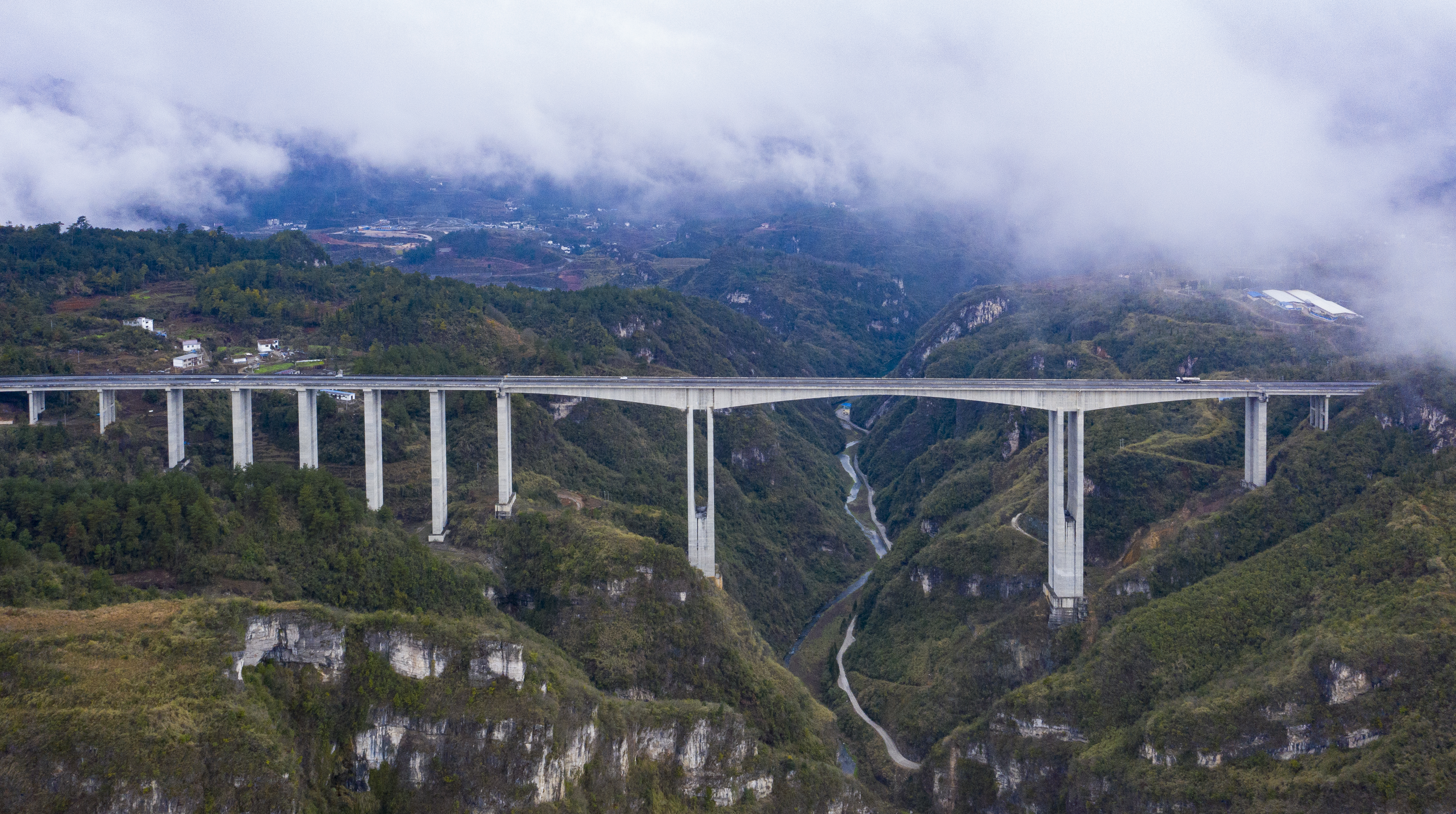 DJI_0633---開陽至息烽高速公路洋水河大橋。貴州日報天眼新聞記者 聞雙攝.JPG