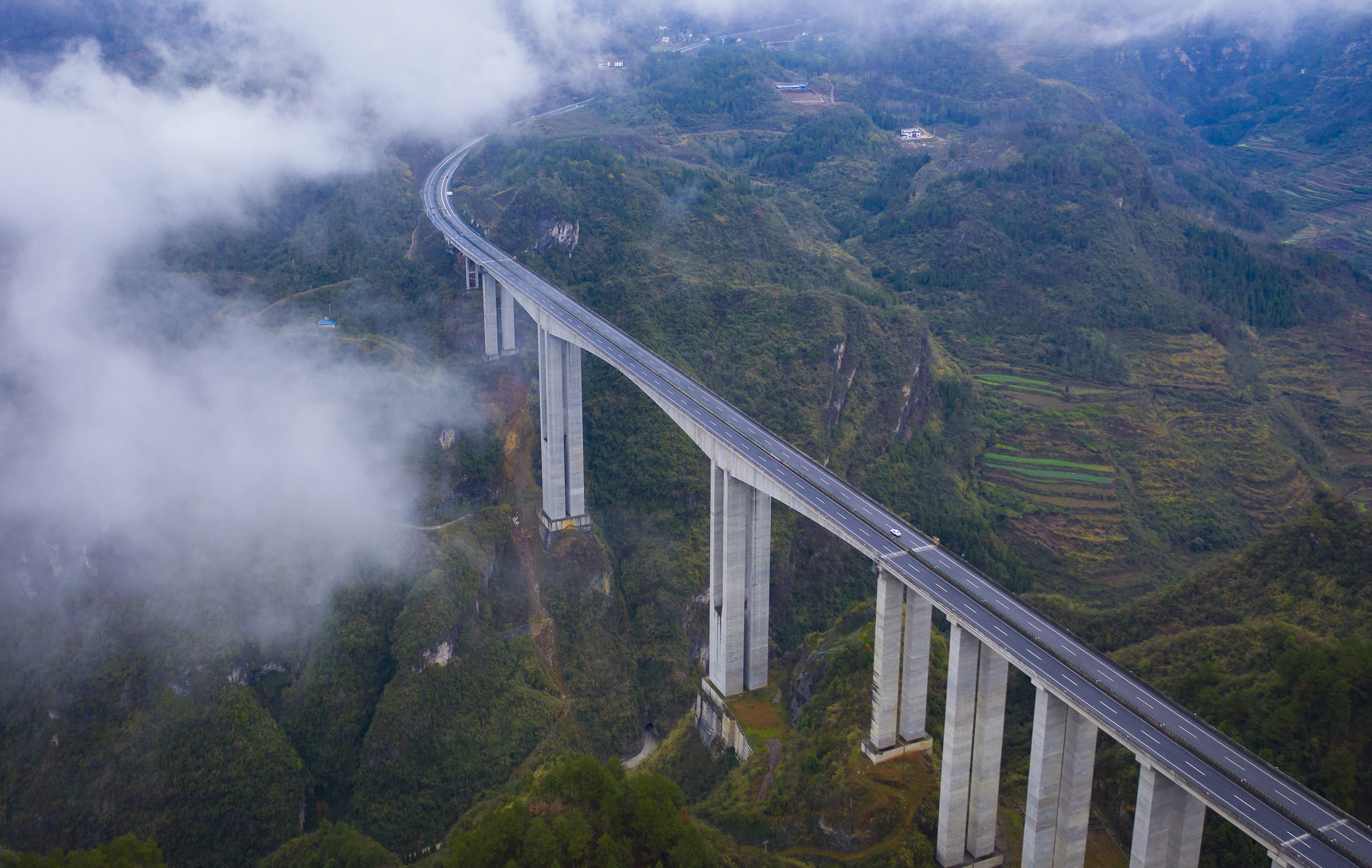 DJI_0650---開陽至息烽高速公路洋水河大橋。貴州日報天眼新聞記者 聞雙攝.JPG