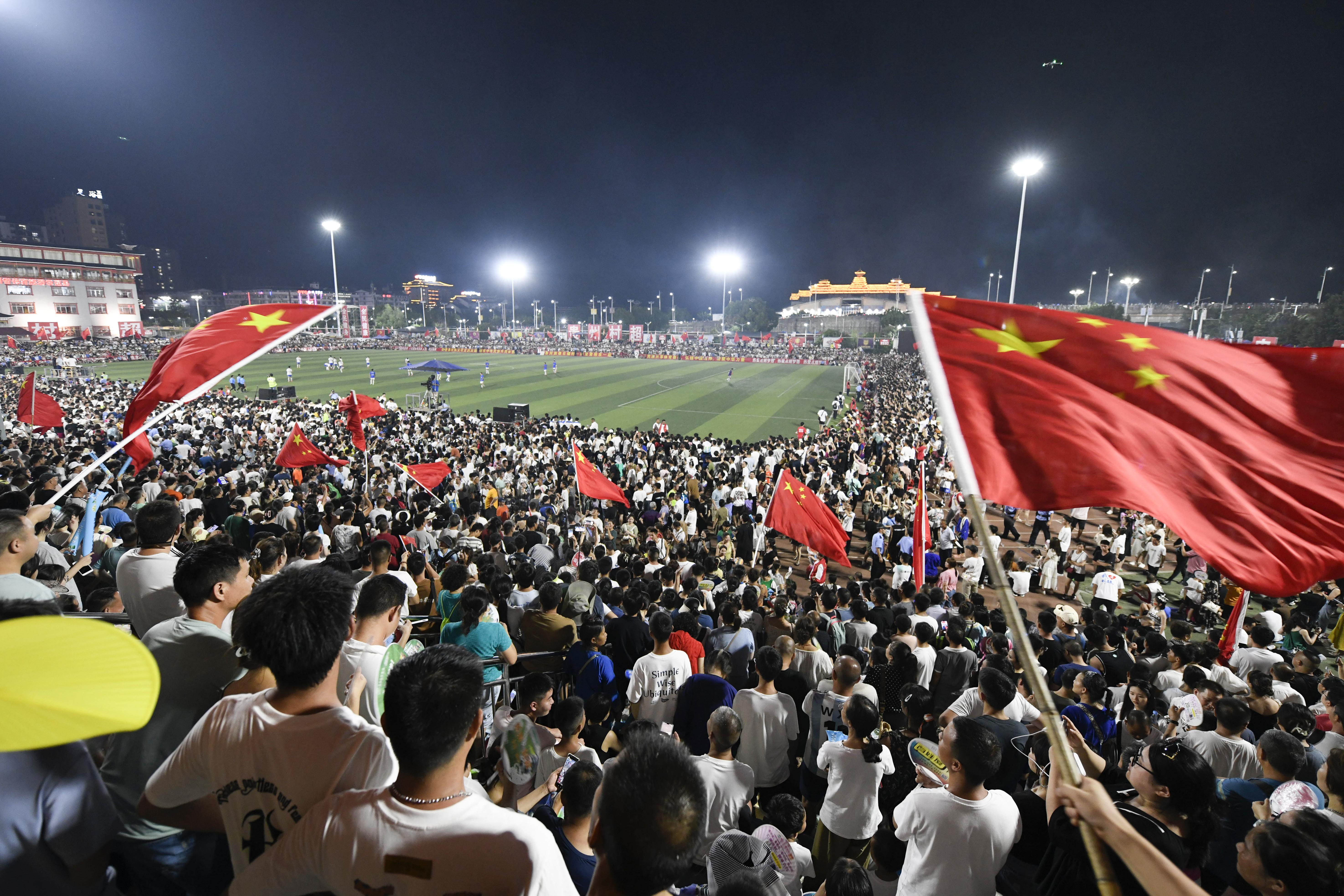 2023年7月29日，球迷在貴州省黔東南苗族侗族自治州榕江縣體育場(chǎng)觀看村超足球比賽。王超.JPG