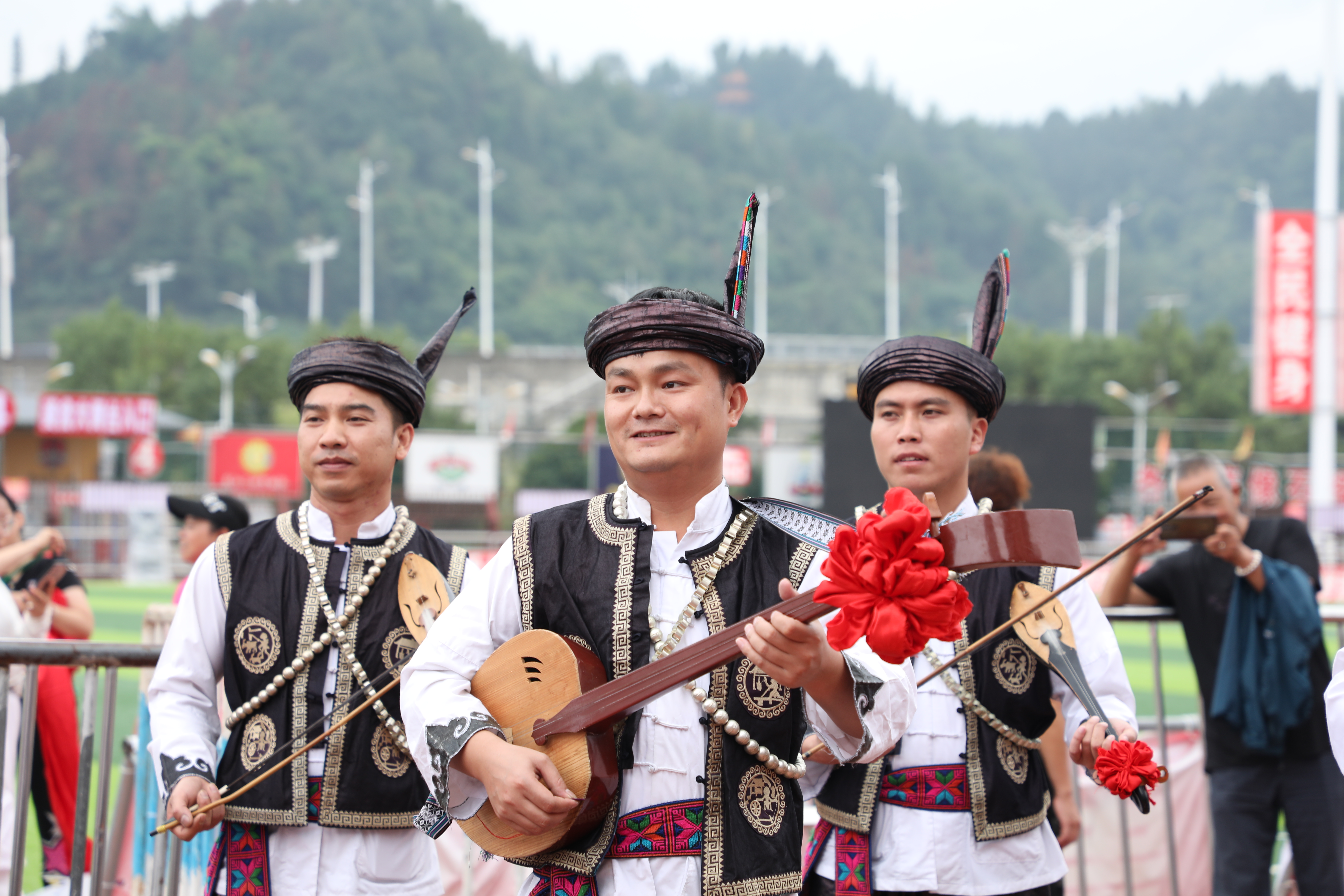 “村超”球場(chǎng)邊，民族歌舞表演人員正在排練 。.JPG