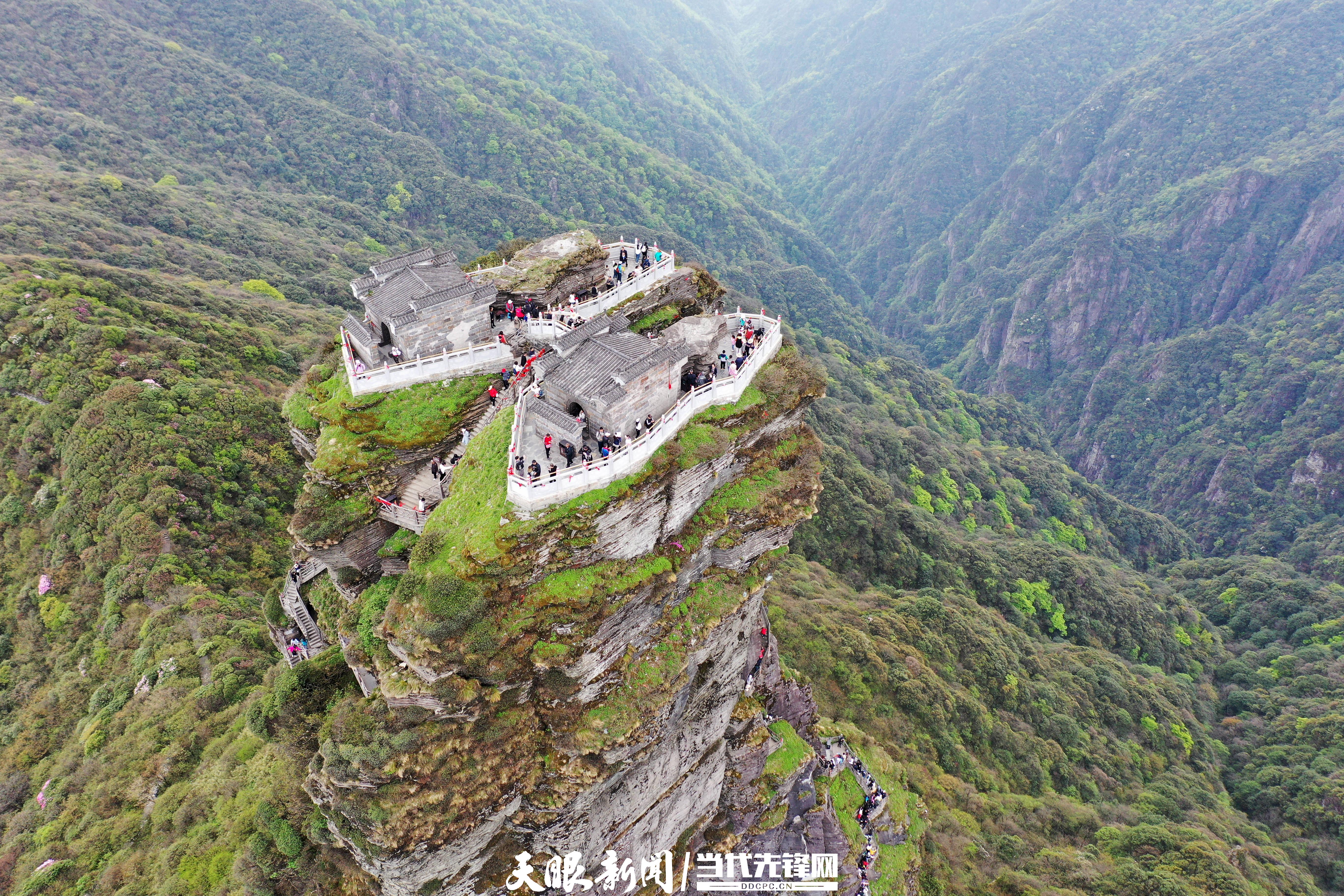 游客在銅仁市梵凈山景區(qū)金頂觀光。楊文舒 攝.JPG