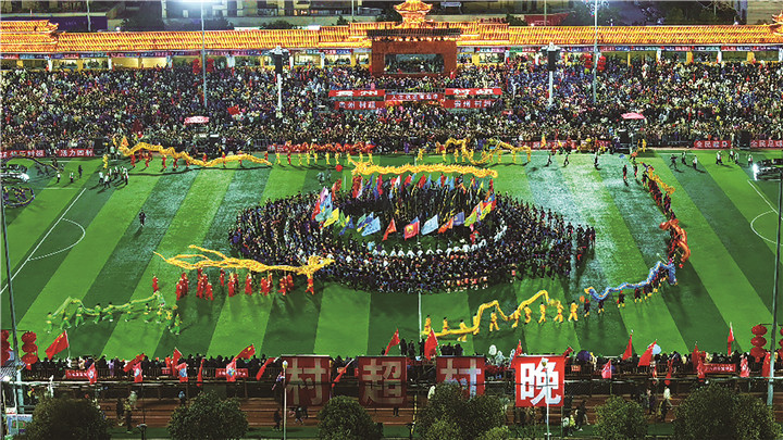 703514-2月3日，民族團(tuán)結(jié)舞《多耶》節(jié)目正在“村超村晚”文藝晚會(huì)上演出（無(wú)人機(jī)圖片）。.jpg