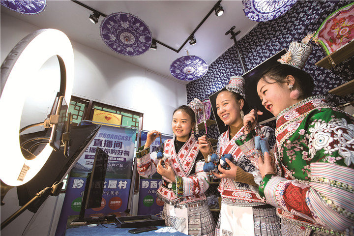 黔西市新仁苗族鄉(xiāng)化屋村苗繡車(chē)間，村民正在直播推介苗繡蠟染產(chǎn)品（史開(kāi)心 攝 貴州圖片庫(kù)供圖）.jpg
