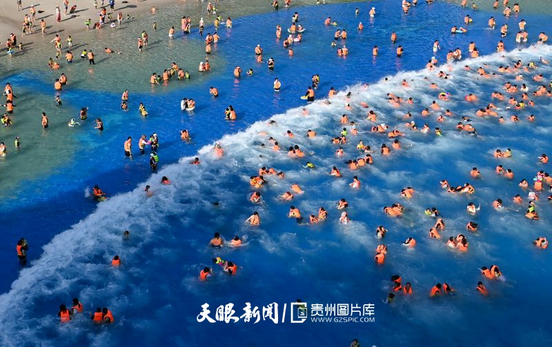787102-2024年8月14日，游客在貴州省清鎮(zhèn)市“四季貴州”極地冒險(xiǎn)水世界沖浪戲水樂(lè)享清涼世界。.jpg