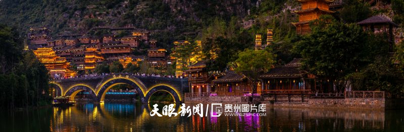 786659-圖一、2024年8月13日，貴州省黔西南布依族苗族自治州興義市峰林布依景區(qū)，夜幕降臨，華燈初上時(shí)。.jpg