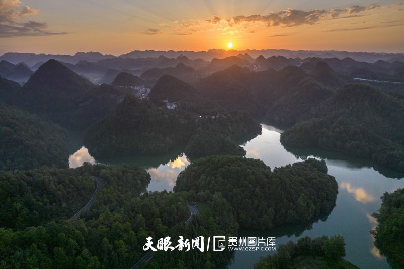 786617-2024年8月14日拍攝的貴州省畢節(jié)市百里杜鵑管理區(qū)境內(nèi)的百里杜鵑湖（無(wú)人機(jī)照片）。.jpg