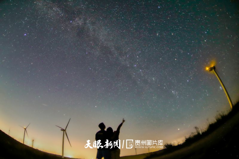 786594-8月14日，市民在貴陽(yáng)市花溪區(qū)高坡鄉(xiāng)觀賞星空。.jpg