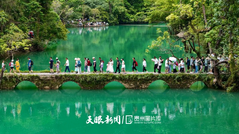 786221-2024年8月12日，游客在貴州省荔波小七孔風(fēng)景區(qū)游玩（無(wú)人機(jī)照片）。.jpg