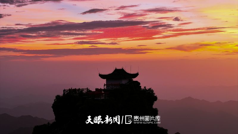 786261-2024年8月11日，在世界自然遺產(chǎn)地梵凈山景區(qū)拍攝的晚霞彩虹景觀。.jpg