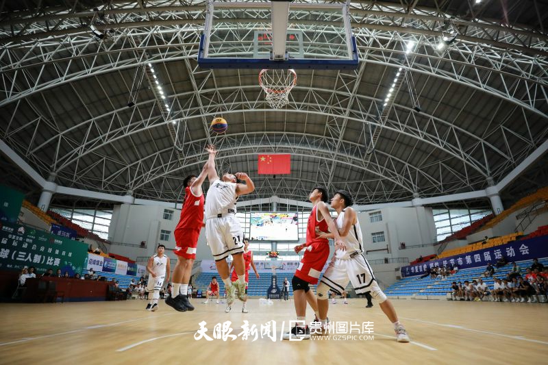 787482-8月16日，威寧代表隊(duì)和金沙代表隊(duì)選手在爭(zhēng)搶籃板球。.jpg