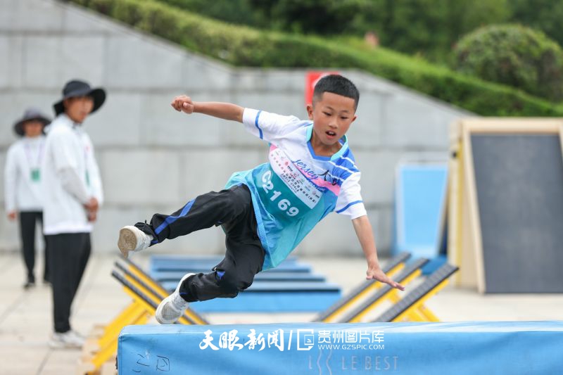 787472-8月16日，選手在跑酷比賽中。.jpg